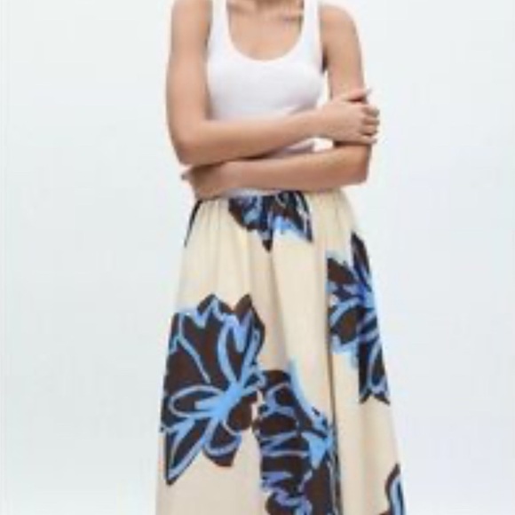 Zara Bold Floral Print A Line Midi Skirt Elastic Waist Cream Blue - Size M NWT - Picture 1 of 13